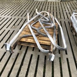 4 stk. brukte 2" sengebøyler lengde: 2,10 m Cc: 86 cm S151